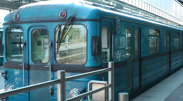 Nincs légkondi a budapesti 3-as metrón? Ez az utas úgy gondolta, akkor ruha sem kell