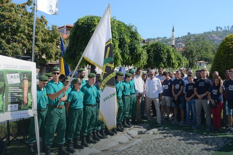 Mladi naraštaji Zelenih beretki na manifestaciji u Sarajevu, na groblju Kovači