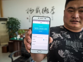 Chińczyk pokazuje aplikację Alipay