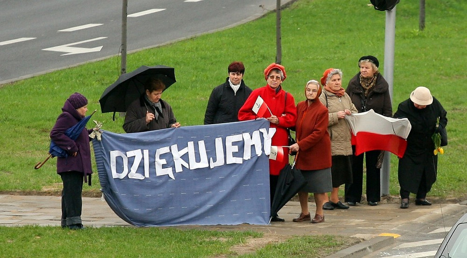 Polacy oddają hołd Marii Kaczyńskiej