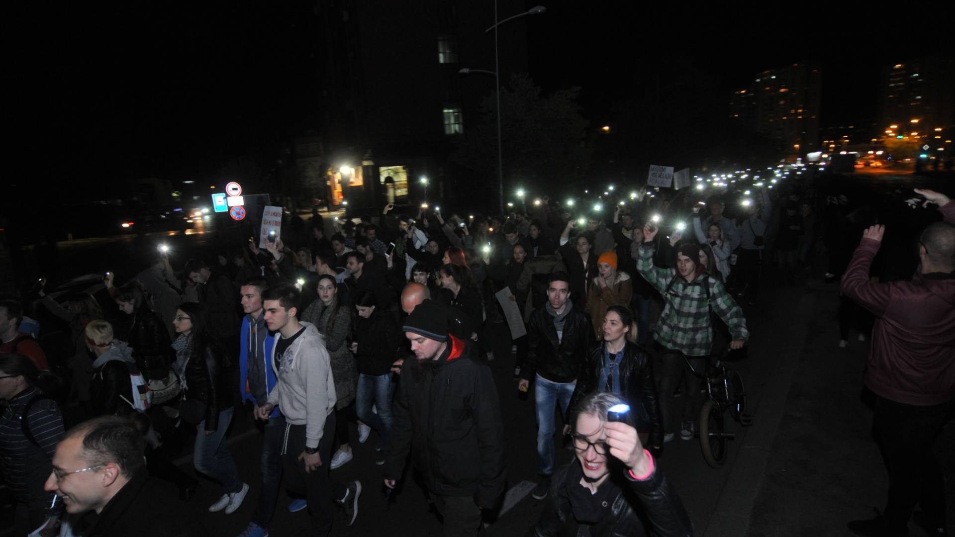 Protestna šetnja u Novom Sadu prošla kroz mrkli mrak