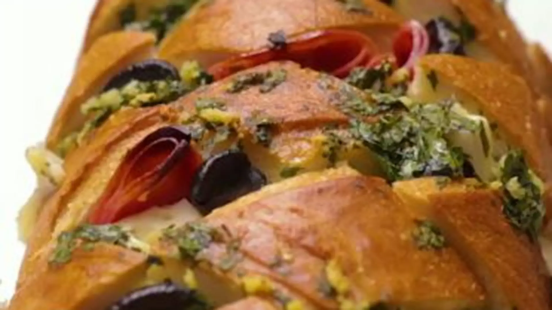 Imprezowy chleb z oliwkami, fetą i hiszpańską kiełbasą