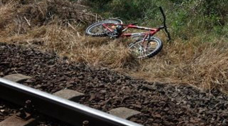 Beragadt a bicaja, elgázolta a vonat