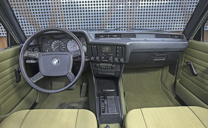 Zorientowanie środkowej części kokpitu na kierowcę jest genialnym pomysłem BMW. We wnętrzu zrezygnowano z wszelkich ozdobników. Nic nie mogło odwracać uwagi od głównego zadania, czyli prowadzenia