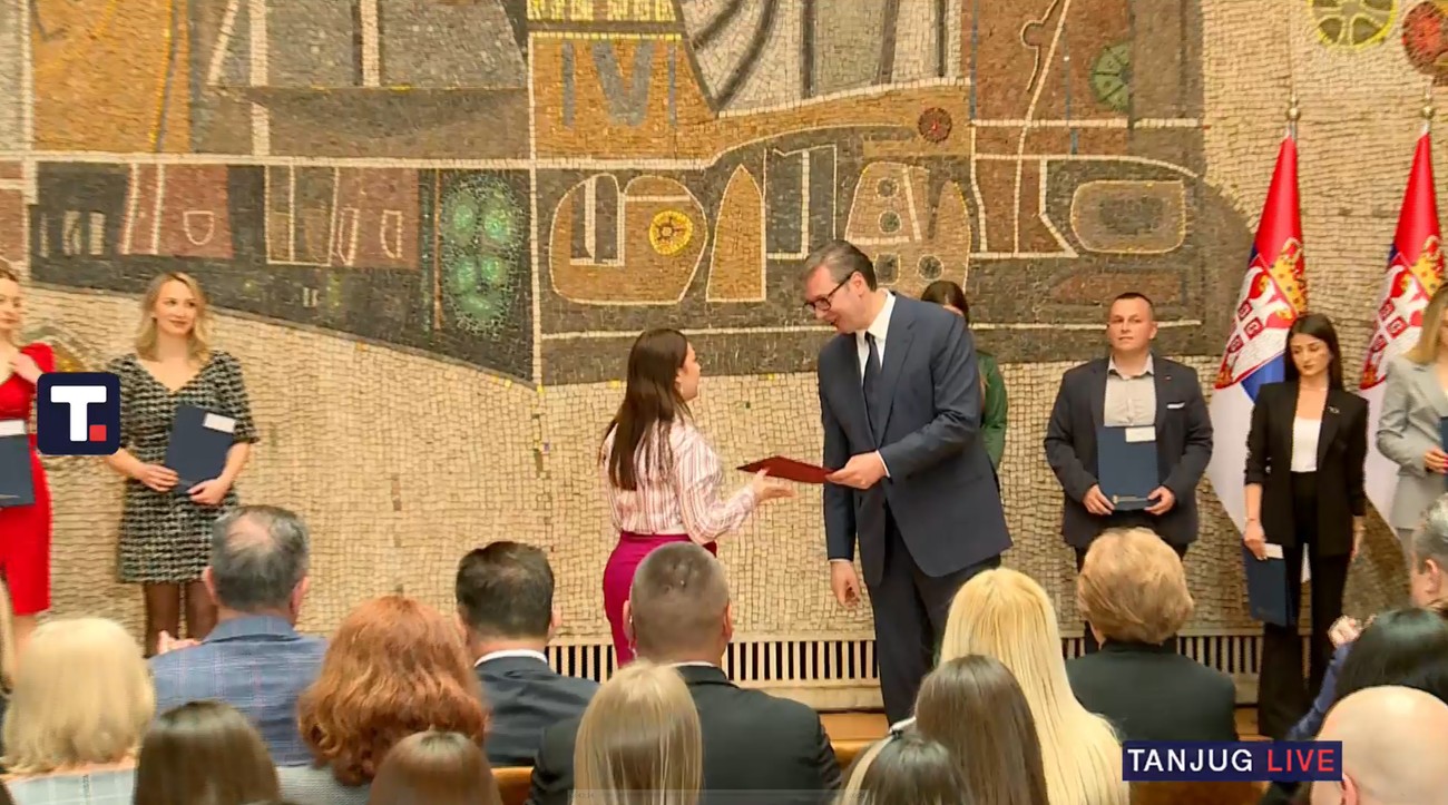 Posao za najbolje diplomce medicinskih fakulteta, Vučić uručuje ugovore