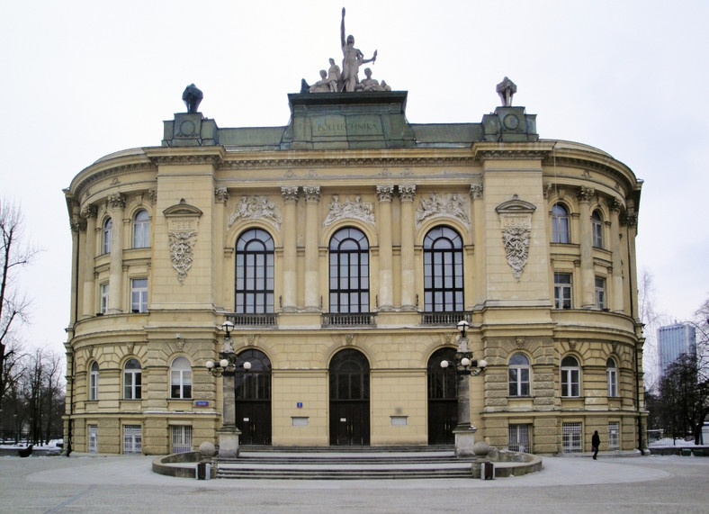 Gmach Główny Politechniki Warszawskiej – zabytkowy budynek administracyjny Politechniki Warszawskiej, który powstał na przełomie XIX i XX wieku. Solidna konstrukcja przetrwała pożary i zniszczenia od pocisków z czasu powstania warszawskiego.<B><BR><BR>Wikimedia 

Politechnika Warszawska. CC 3.0 fot. Łukasz996