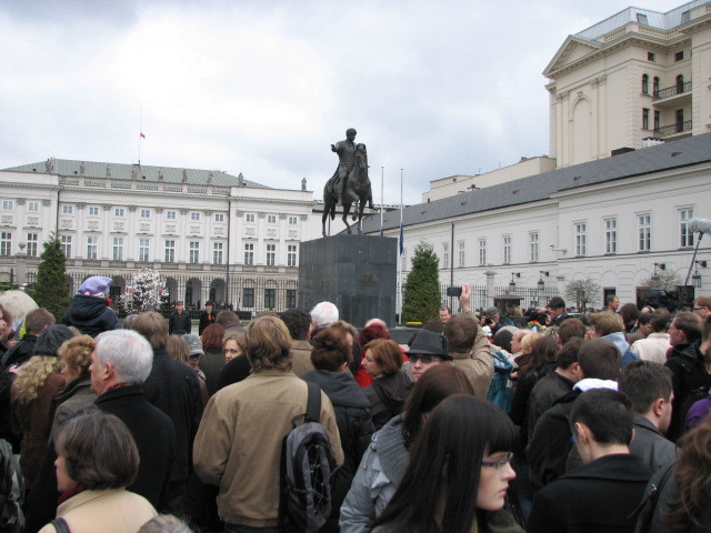 Ludzie zebrali się przed pałacem prezydenckim