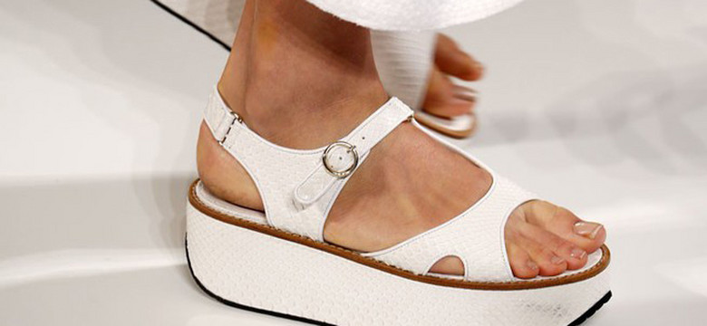 Sandały – modna oprawa dla stóp