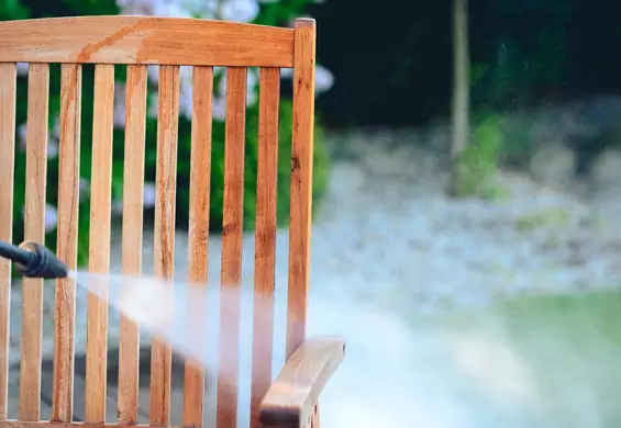 Parownica — prosty i szybki sposób na mocno zabrudzone meble ogrodowe