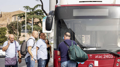 Kontrowersyjny przepis we włoskim mieście. Chcą zakazać śpiewu w autobusach