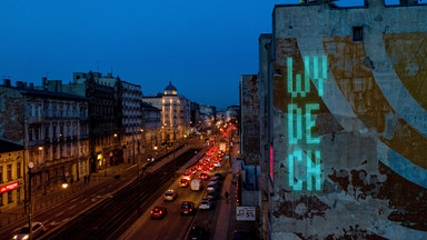 W Łodzi rozbłysła neonowa instalacja artystyczna "Wdech/Wydech"