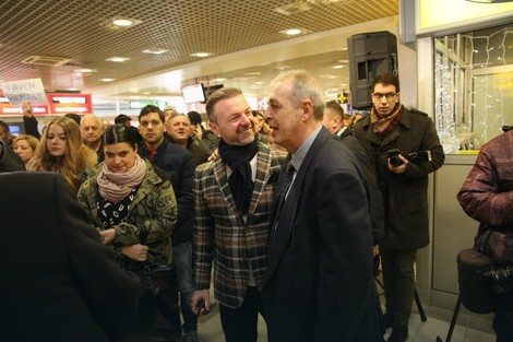 Članovi porodice Karić čekaju na aerodromu