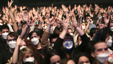 Ponad 5 tys. osób na koncercie w Barcelonie, w maseczkach, ale bez dystansu