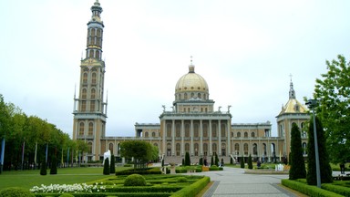 Pomnik papieża powrócił do sanktuarium w Licheniu. Nie ma na  nim byłego kustosza