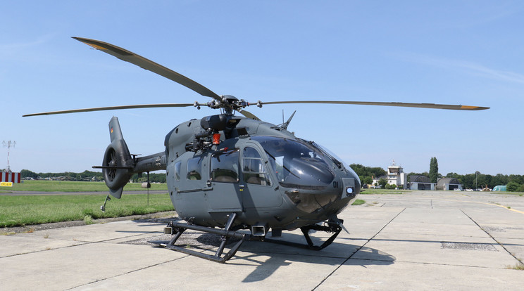 A német Luftwaffe H 145 M helikopterei a szolnoki helikopter bázis felett a 20-i budapesti légibemutató főpróbáján / Fotó: MTI/Mészáros János