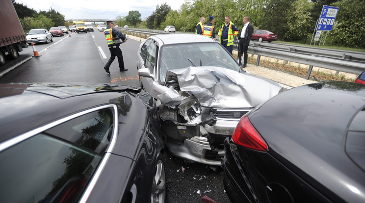 Nyolc autó ütközött össze az M5-ös autópályán / Fotó: MTI-Mihádák Zoltán