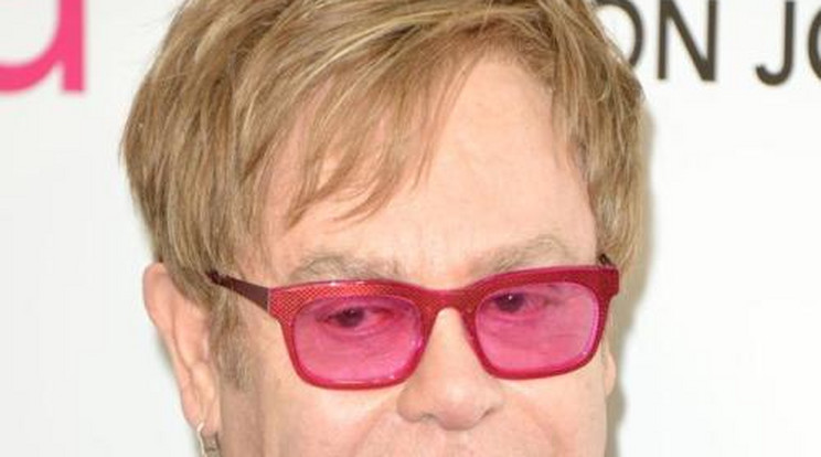 Átverték Elton Johnt