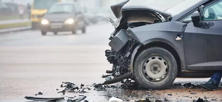 Czy masz obowiązek usunąć auto z drogi po wypadku? 