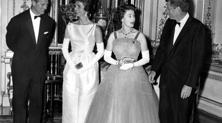 Jackie (balról a második) nyíltan flörtölt 
Fülöppel (balra), míg 
Erzsébet JFK-vel beszélgetett /Fotó:Northfoto