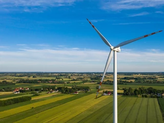 Dziś najbardziej gorącym tematem są farmy solarne, ale na przestrzeni całej dekady, to przede wszystkim wiatraki stanowiły o nowoczesnym OZE stawianym na dużą skalę.