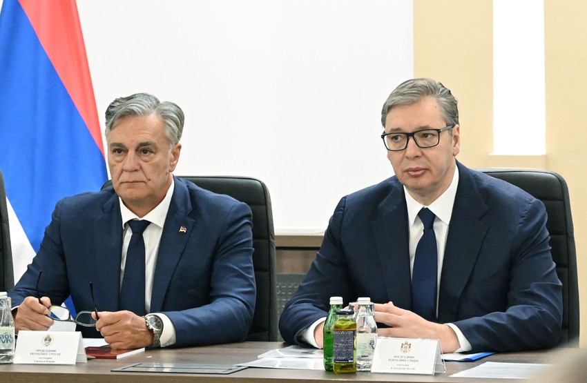 Sastanak predsednika Srbije Aleksandra Vučića sa najvišim rukovodstvom Ministarstva odbrane i Vojske Srbije