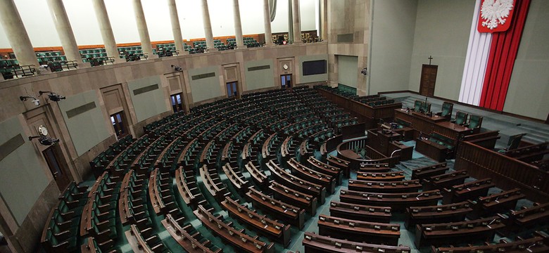 "Nieliczni gwiazdorzą, pracy pozostałych nie widać". Bogusław Sonik komentuje akcję Onetu