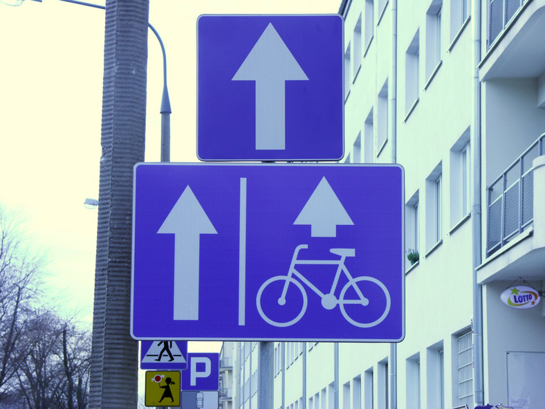 Pas dla rowerów… z przeszkodami dla samochodów