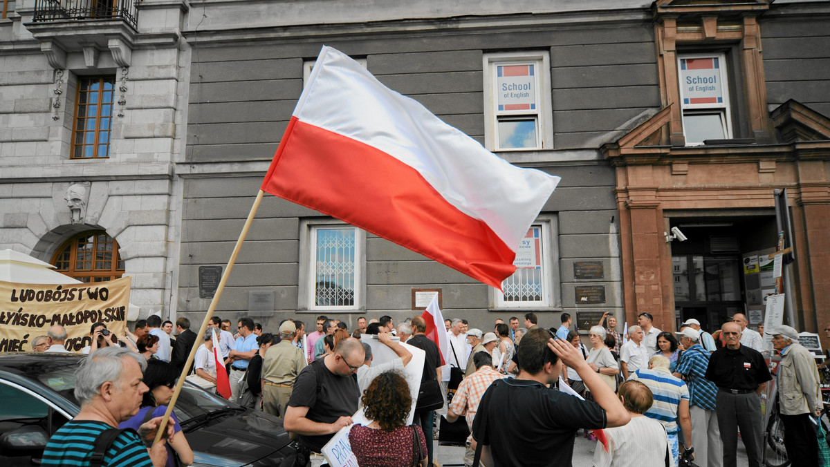 Rzeź wołyńska z lat 1943-44: dla Polaków - ludobójcza czystka etniczna licząca ponad 100 tys. ofiar, dla Ukraińców - specyficzna wojna AK z UPA, w której wzięła udział ludność cywilna. Spory historyków o Wołyń przedstawia najnowszy numer "Nowej Europy Wschodniej".