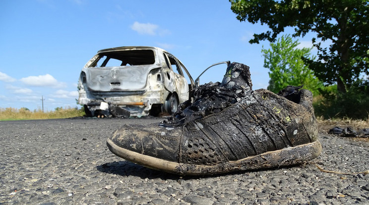 Az egész testén összeégett férfi cipője a helyszínen maradt /Fotó: Donka Ferenc