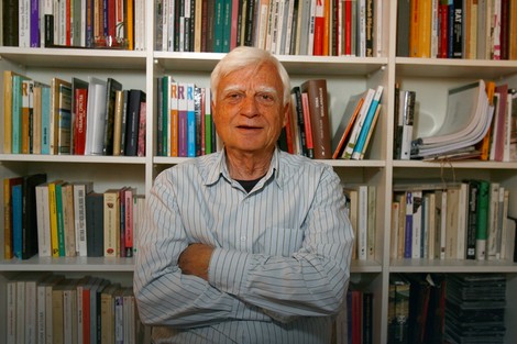 Jezik je, pre svega, sredstvo za sporazumevanje, nematerijalan i ne može se ukrasti. Nacionalizam gaji kult jezika kao svetinje: Ivan Čolović