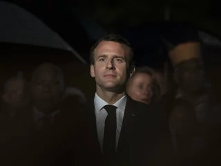 - Najlepszą ochroną dla Fracuzów jest niechronienie ich przed zmianami - zapewnia prezydent Macron