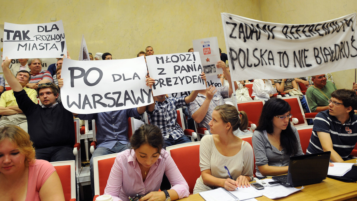 Przed głosowaniem ws. wniosku PiS o przeprowadzenie referendum m.in. ws. prywatyzacji SPEC-u, dziś w Radzie Warszawy trwa burzliwa debata. PiS kwestionuje rzetelność prac komisji, która uznała, że nie złożono wystarczającej liczby ważnych podpisów pod wnioskiem.