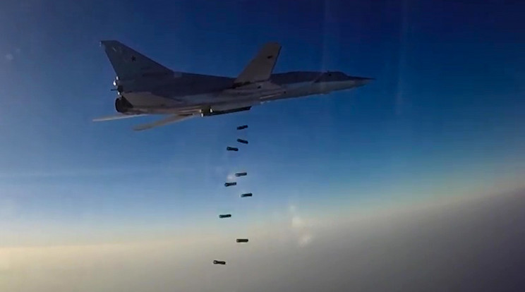 Aleppót bombázza egy orosz TU-22M3 Backfire stratégiai bombázó / fotó: AFP