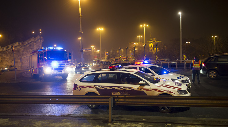 Egy személyautó karambolozott egy furgonnal az Erzsébet hídon / Fotó: Blikk