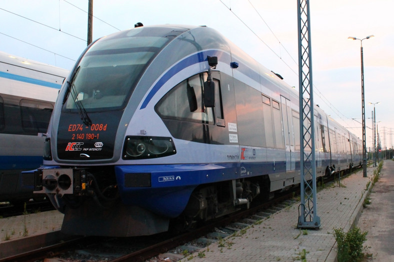 Od grudnia 2008 r. ED74 jeździ (często stoi z powodu awarii) w dla PKP Intercity
