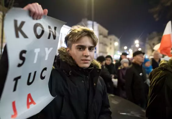 "Polska zmierza w kierunku demokracji policyjnej". Polacy wychodzą dziś na ulice w obronie sądów