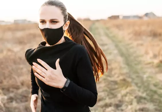 Maski ochronne do uprawiania sportu dla tych, którzy ubierają się na czarno