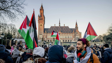 Demonstracje przed Trybunałem Sprawiedliwości w Hadze. Chodzi o skargę RPA przeciwko Izraelowi