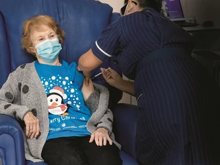 Pierwszą osobą na świecie, która otrzymała przebadaną i dopuszczoną do użytku szczepionkę na COVID-19, była 90-letnia Brytyjka Margaret Keenan 