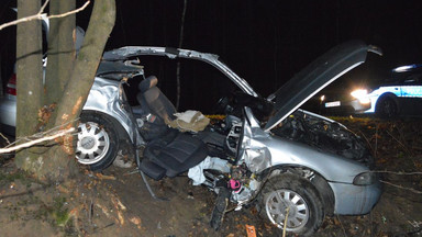 13-latka zginęła w wypadku. Auto roztrzaskało się na drzewie 