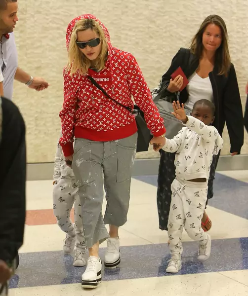 Stylowa Madonna na lotnisku, po powrocie z Włoch