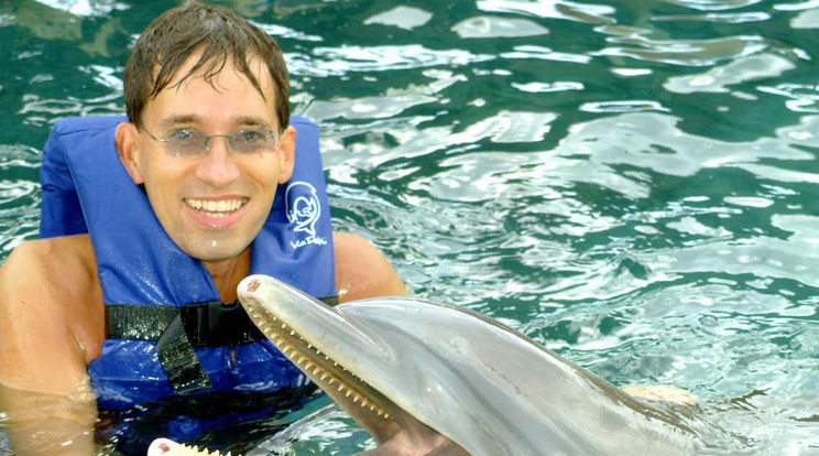 Kiss Róbert Richard élvezte a fürdőzést az óceánban a delfinekkel