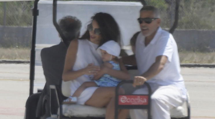 A színész és felesége, Amal Clooney, illetve kislányuk, Ella a repülőhöz
tartva, kisfiuk, Alexander elöl, a bébiszitternél ült / Fotó: Northfoto