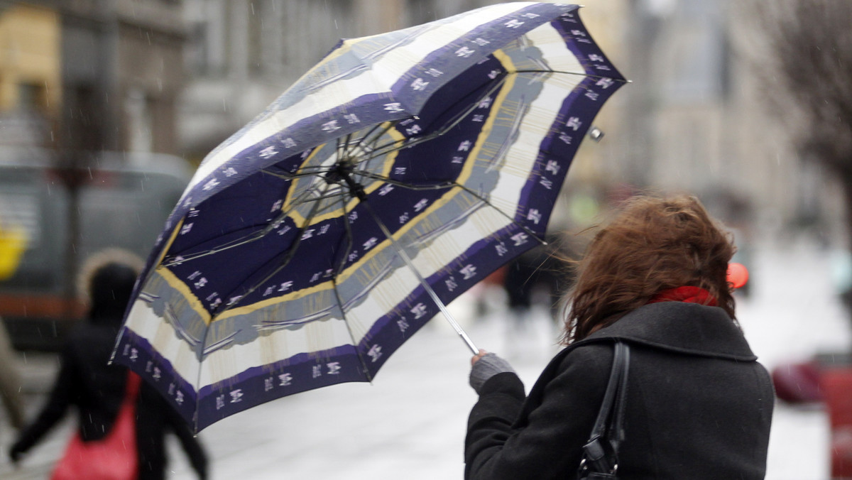 Synoptycy przewidują dla naszego kraju niewielkie ochłodzenie. Od zachodu napłynie nad Polskę zimna masa powietrza przynosząc ze sobą opady deszczu i deszczu ze śniegiem. W górach spadnie nawet 10 cm. śniegu.