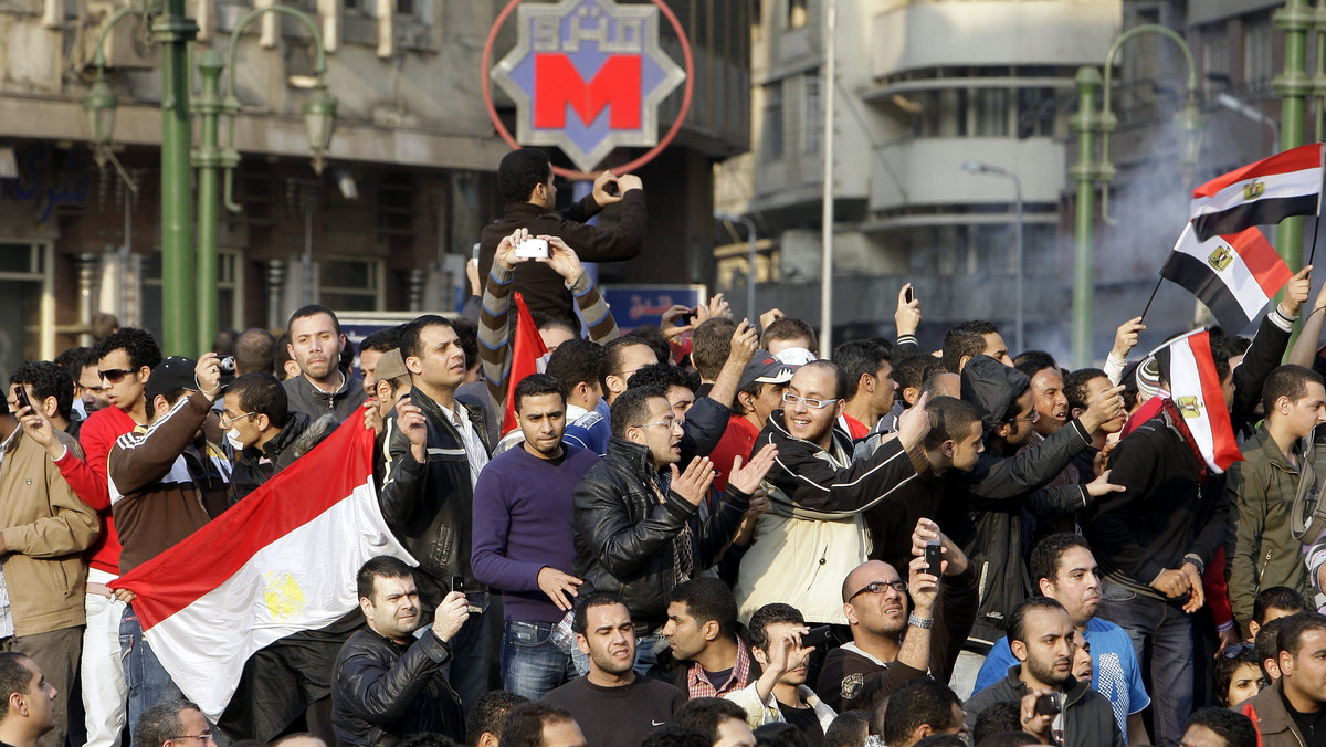 Policja rozpędza uczestników demonstracji domagających się ustąpienia prezydenta Hosniego Mubaraka, używając do tego celu gazu łzawiącego i bijąc protestujących pałkami - donoszą agencje. Do akcji doszło po jednym z największych od lat protestów wobec rządów Mubaraka.