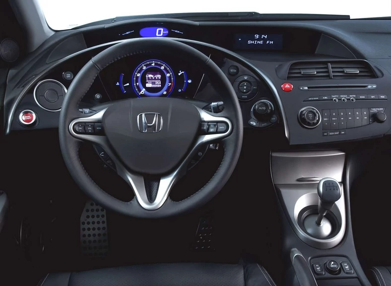 Honda Civic VIII może zniechęcać wyłącznie kosmiczną stylistyką. Sukces na rynku pierwotnym i wtórnym pokazuje jednak, że większości kierowców designerska awangarda nie przeszkadza.