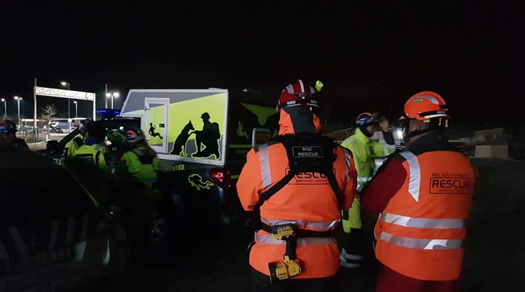 A különleges mentők egész éjszaka keresték az építkezés területén / Fotó: Facebook
