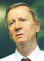 Anthony Giddens jeden z najbardziej znanych brytyjskich socjologów, autor ponad 30 książek, wykładowca na uniwersytetach w Cambridge i Londynie. Do 2003 r. rektor London School of Economics. Jest autorem koncepcji „trzeciej drogi” – programu Nowej Partii Pracy Tony’ego Blaira. Od czerwca 2004 r. dożywotni par, zasiada w Izbie Lordów jako baron Giddens bloomberg