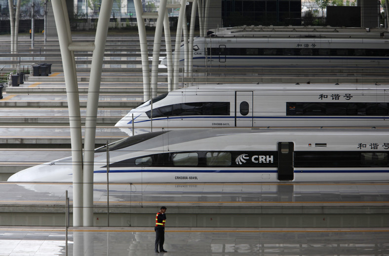 Stacja kolejowa Hongqiao w Szanghaju, na której stoją szybkie pociągi.
