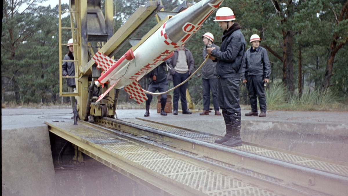 Pół wieku temu rząd PRL postanowił rozwinąć własną technologię rakietową. Kiedy zbudowanym w Polsce rakietom udało się przekroczyć barierę kosmosu, realizację programu przerwano.
